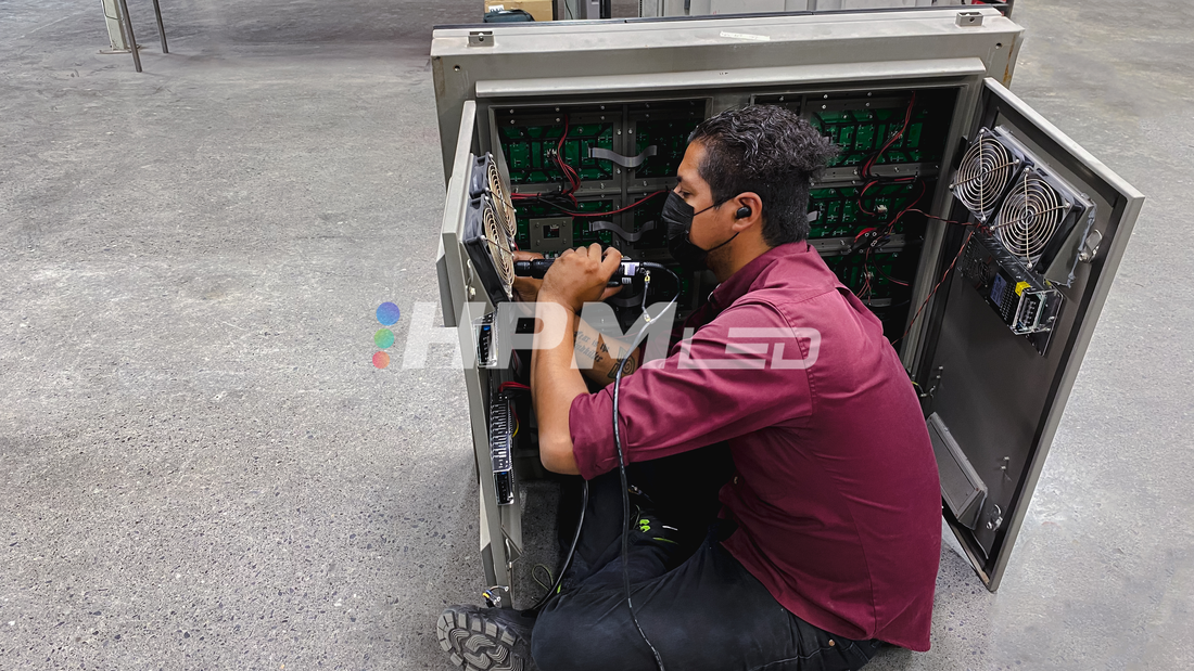 Trabajador de HPMLED Trabajando en un gabinete de una Pantalla LED