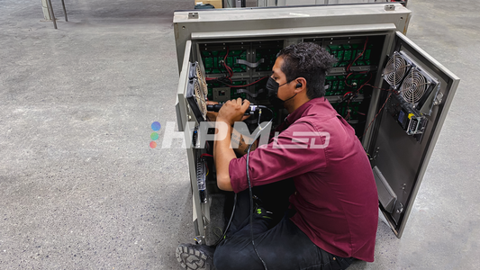 Trabajador de HPMLED Trabajando en un gabinete de una Pantalla LED